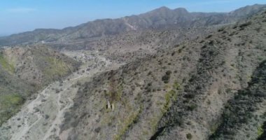 Cable Car Chilecito - La Mejicana altın madeni havadan dron sahne. Famatina dağların ortasında uzun boylu kuleye genel bakış. Kamera yavaş yavaş yaklaşıyor. Ulusal endüstriyel miras.