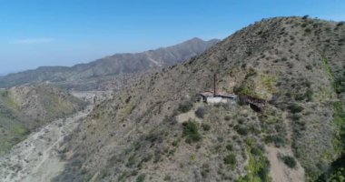 Hava dron sahne. Teleferik Chilecito - La Mejicana altın madeni'üçüncü istasyonu. İnşaat ve teleferik kuleleri genel bakış. Kamera hareketleri uzakta artan. Arka plan, dağlar