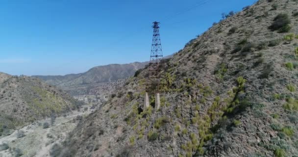 空中无人机现场的缆车 Chilecito Mejicana 马尔贝克山脉中部高大塔楼的一般景观 相机接近并缓慢下降 国家工业遗产 — 图库视频影像