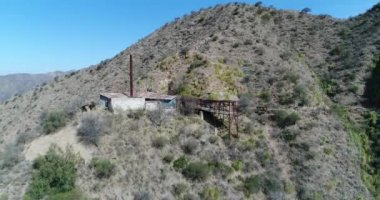 Hava dron sahne üçüncü İstasyonu Cable Car Chilecito - La Mejicana altın madeni. Genel inşaat, demir raylar, paslı vagonlar olay yerinde görüntülenmesi. Ulusal endüstriyel miras