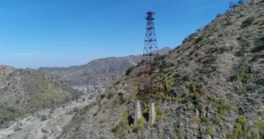 Cable Car Chilecito - La Mejicana altın madeni havadan dron sahne. Famatina dağların ortasında uzun boylu kuleye genel bakış. Kamera yaklaşımlar ve kablo ve tekerlekler geçer