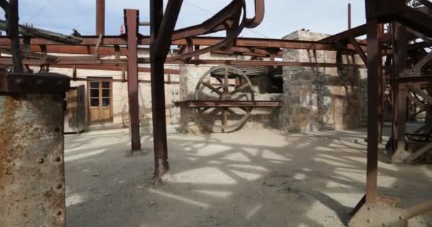 ケーブルカー チレシト Mejicana 鉱山駅の古い カメラは回転し レールとさびたワゴンの詳細を示すホイール システムを作った移動 横に移動します 国家遺産 — ストック動画