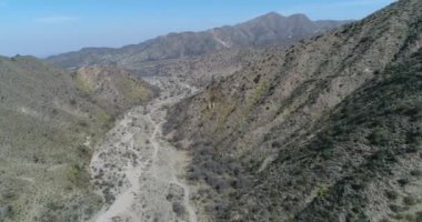 Cable Car Chilecito - La Mejicana altın madeni havadan dron sahne. Famatina dağların ortasında uzun boylu kuleye genel bakış. Kamera yavaş yavaş yaklaşıyor. Ulusal endüstriyel miras.