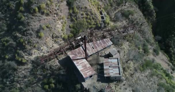 ケーブルカー チレシト Mejicana 金鉱山の空中ドローン シーン 鉄のレール ワゴンの一般的なビュー Senital から降りてカメラ 国家の産業遺産 — ストック動画