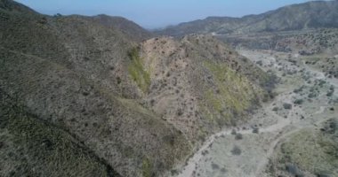 Cable Car Chilecito - La Mejicana altın madeni havadan dron sahne. Famatina dağlar ve vadiler ortasında kuleleri doğrusal dağıtım genel bakış. Kamera yapılar yaklaşımlar.