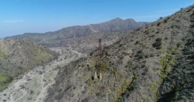 Cable Car Chilecito - La Mejicana altın madeni havadan dron sahne. Famatina dağların ortasında uzun boylu kuleye genel bakış. Kamera yaklaşımlar ve yavaş yavaş iner. Ulusal endüstriyel miras.