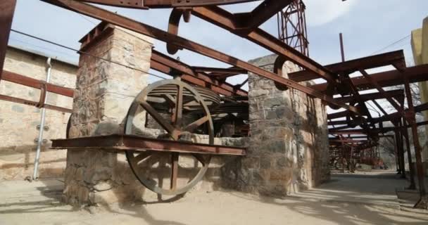 ケーブルカー チレシト Mejicana 鉱山駅の古い カメラは回転し レールと背景でさびたワゴン システムを作った表示ホイールを移動 横に移動します 国家遺産 — ストック動画