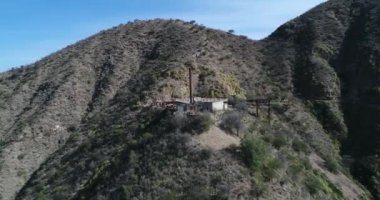 Hava dron sahne üçüncü İstasyonu Cable Car Chilecito - La Mejicana altın madeni. İnşaat, demir raylar, vagonlar dağlar içinde genel bakış. Senital yanal görünümüne. Ulusal endüstriyel miras