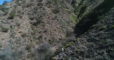 Hava dron sahne üçüncü İstasyonu Cable Car Chilecito - La Mejicana altın madeni. Ascendig düşünce Monte bitki örtüsü ile dağ, inşaat sahnenin sonunda görünür. Ulusal Miras