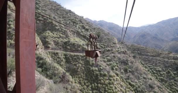 Mina Chilecito Mejicana Detalle Vagones Colgantes Cable Sobre Montaña Fondo — Vídeos de Stock