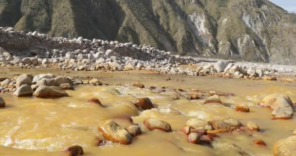 黄色川 チレシト ヴァンの交差の川 岩の渓谷に沿ってのオークルを流れる水 山や森の背景で カメラはまだ残っています リオハ州 アルゼンチン — ストック動画