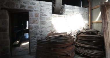 Eski teleferik Chilecito-La Mejicana benim. Eski içinde yürüyüş, terk edilmiş, üçüncü istasyonu. Demir tekerlekler ve kablolar üzerinde kat, motor, makine odada. Ulusal endüstriyel miras