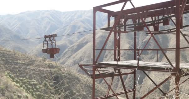 旧缆车 Chilecito Mejicana 在第三站的电缆和站台上悬挂货车的详细情况 背景中的山脉和植被 相机保持静止 国家工业遗产 — 图库视频影像