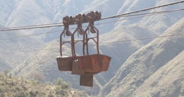 Eski teleferik Chilecito-La Mejicana benim. Ayrıntı vagonlar kablo üzerinden asılı. Dağlar ve arka plan, bitki örtüsü. Kamera hala kalır. Ulusal endüstriyel miras