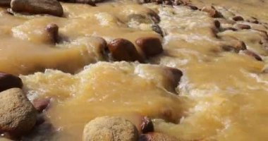 Sarı Nehir, Chilecito. Gösterilen sahne detay kayalık Havzası akan su kapatın. Kamera hala kalır. Arka plan taşlara. La Rioja, Arjantin.