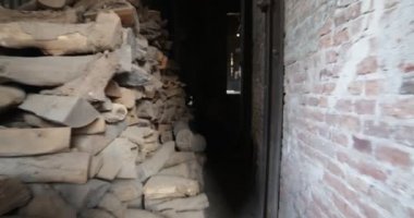 Eski teleferik Chilecito-La Mejicana benim. Eski içinde yürüyüş, terk edilmiş, üçüncü istasyonu. Kazan ve motor oda hareket. Stok ahşap iki tarafta. Ulusal endüstriyel miras