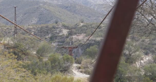 Mejicana 광산입니다 케이블 Chilecito Mejicana입니다 타워와 타워에서 선인장으로 풍경과 매달려 — 비디오