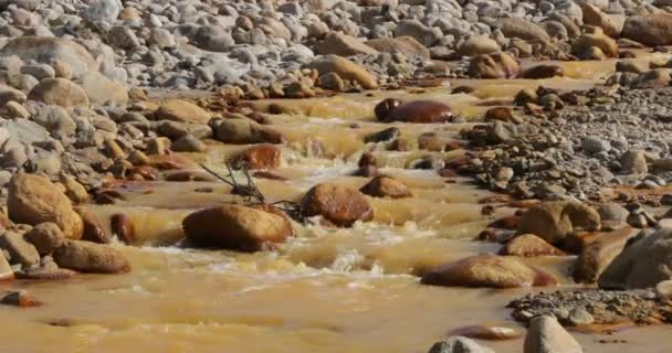 Gele Rivier Chilecito Detail Van Ocre Stromend Water Langs Rotsachtige — Stockvideo