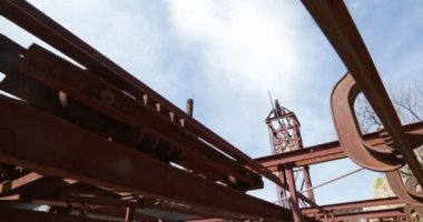 Eski teleferik Chilecito-La Mejicana benim. Yürüyüş eski, terk edilmiş, üçüncü istasyonu. Asılı detayını kule makara sistemi ile gösterilen sahne biter raylar. Yukarı işaret kamera
