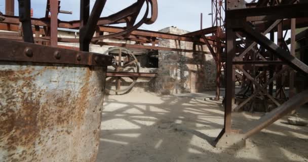 ケーブルカー チレシト Mejicana 鉱山駅の古い カメラがさびたワゴンの横表示詳細を移動し バック グラウンドでシステムを作った車輪移動します 国家遺産 — ストック動画