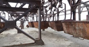İkinci eski teleferik Chilecito-La Mejicana maden istasyonu. Ayrıntı paslı demir vagonlar, raylar ve metal yapı. Yana doğru gösterme eğilimini vagonlar asılı hareket. Ulusal Miras