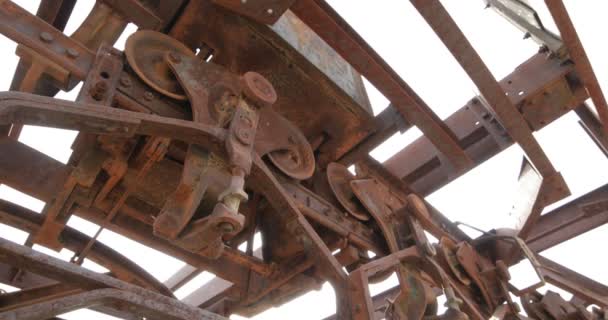 ケーブルカー チレシト Mejicana 鉱山駅の古い さびたレール上の鉄貨車構造にぶら下がってのディテール カメラ上向きに移動し 回転します 国家遺産 — ストック動画