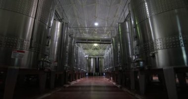 Şarap üretim fabrikası. Modern ve büyük paslanmaz çelik depolama ve fermantasyon tankları. Koridor aracılığıyla binanın içinde seyahat yavaş. Mendoza, Arjantin.