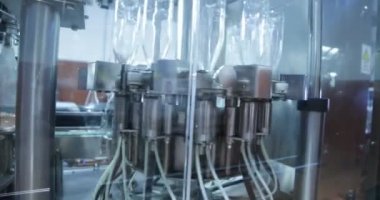 Doldurma ve temizleme makinesi şarap şişesi. Kapma ve temizlik Modern otomatik robot. Arka plan meşrubat içecek sanayî doldurarak. Şarap için ambalaj bölümü. Seyahat fotoğraf makinesi