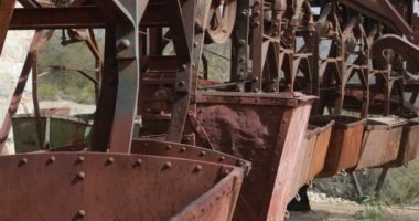 İkinci eski teleferik Chilecito-La Mejicana maden istasyonu. Paslı demir vagonlar doğrusal eğilim içinde ayrıntı. Kamera hamle yana çok slowlynational endüstriyel miras