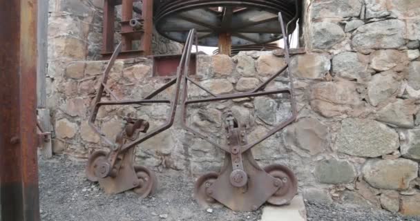 ケーブルカー チレシト Mejicana 鉱山駅の古い 鉄のワゴンの車輪と構造のディテール カメラ旅と鉄系の表示詳細を回転します リオハ州 — ストック動画