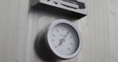 Alkol thermometre şarap üretimi için paslanmaz tank üzerinde ayrıntı. Sıcaklık kontrolü için içecek hazırlama. Kamera yavaş yavaş seyahat ve döndürme taşır. Mendoza, Arjantin