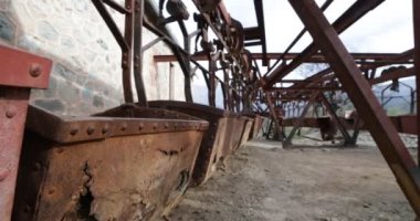 La Mejicana bana ait. İkinci İstasyonu, El durazno, eski teleferik Chilecito-La Mejicana. Demir vagonlar detayını. Kamera yana vagonlar asılı doğrusal eğilim gösteren taşır. La Rioja