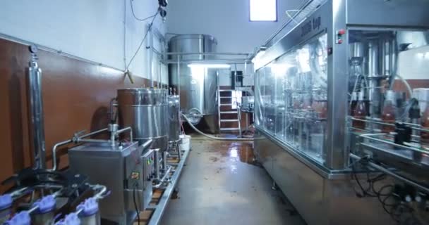 Vista General Moderna Máquina Vino Proceso Limpieza Limado Cierre Cámara — Vídeos de Stock