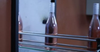 Pembe şarap şişeleri hattına ambalaj doğru grupta geçmekte detayını. Yiyecek, İçecek, üretim sanayi. Verimli hızlı sistem. Mendoza, Arjantin