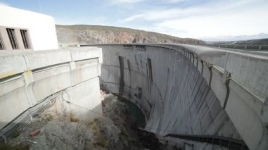 Ayrıntı yarı dairesel somut destek Agua de Toro Barajı. Kamera büyük uçurumdan aşağıya doğru seyir elini tuttum. San Rafael, Arjantin