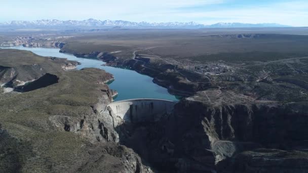 阿根廷 Cuyo San Rafael Mendoza Agua Toro 大坝的空中无人机场景 显示半圆环混凝土坝体结构 湖和高山的看法在背景 — 图库视频影像