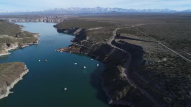 San Rafael, Mendoza, Arjantin Cuyo Agua de Toro gölde hava dron sahne. Su, tam görünümü arka plan yüksek karlı plata dağ ve göl üzerinde azalan kamera