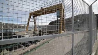 Agua de Toro Barajı. El kamera yanında hidroelektrik infraestructure, floosgates su taşma için yürüyüş düzenledi. San Rafael, Arjantin