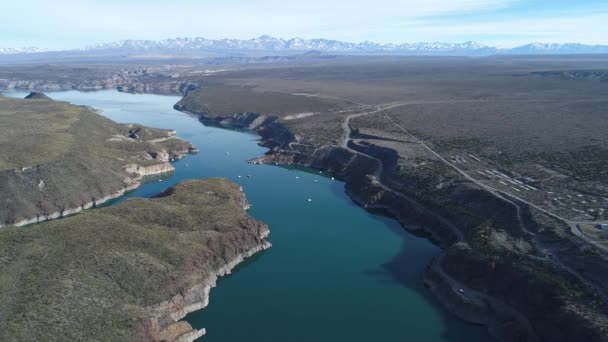 Scène aérienne de drone du lac Agua de Toro à San Rafael, Mendoza, Cuyo Argentine. Caméra à haute altitude avec vue complète sur le lac et les montagnes de haute plata en arrière-plan. Bateaux sur l'eau .