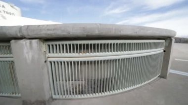Yarı dairesel somut destek Agua de Toro Barajı. Metal korkuluk ve aşağıya doğru seyir büyük uçurum eğilerek ayrıntılarıyla bakarken kamera elini tuttum. San Rafael, Arjantin