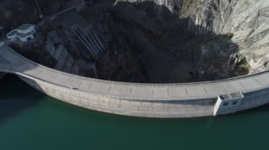 Agua de Toro barajın San Rafael, Mendoza Cuyo Arjantin hava dron sahne üstten görünüm. İlerlemeye ve aşağı kaydırma fotoğraf makinesi. Günün ilk ışıklarıyla,. Göl yansıması.