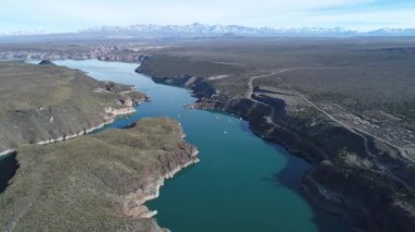 San Rafael, Mendoza, Arjantin Cuyo Agua de Toro gölde hava dron sahne. Geriye doğru tam görünümü arka plan yüksek karlı plata dağ ve göl ile yüksek irtifada hareketli kamera