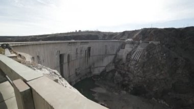 Yarı dairesel somut destek Agua de Toro Barajı. Ayrıntı büyük hidroelektrik yapısı ve kuru dere valley consecuence olarak. San Rafael, Arjantin