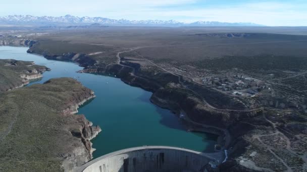 라파엘 아르헨티나에서 비행기 거꾸로 Cirucular 콘크리트 구조를 카메라 호수와 배경에서 — 비디오