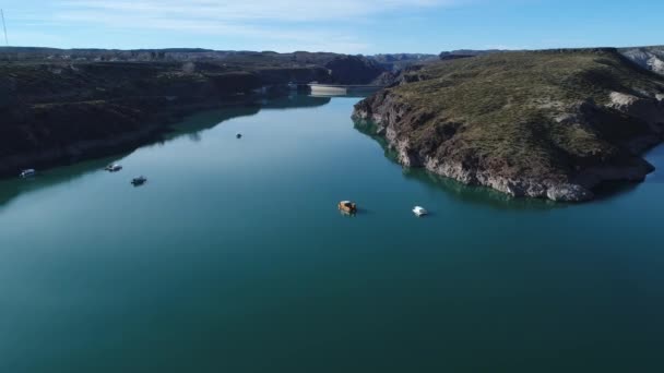 Aerial Drone Scene Agua Toro Dam Flying Lake Passing Boats — Stock Video