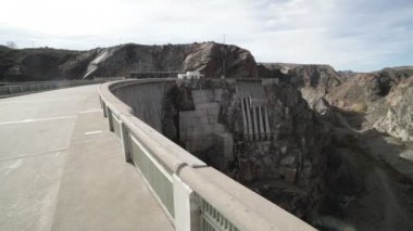 El kamera sokak ve kaldırım Agua de Toro baraj üzerinde yürüme. Kayalık uçurum ve hydroelectical tesisi inşasının arka plan. San Rafael, Mendoza, Argentina.