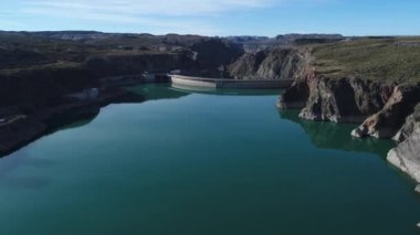 Agua de Toro Barajı hava dron sahne. Yarı dairesel beton yapı geçen göl üzerinde uçan. Derin kuru Kanyonu Barajı sonra. San Rafael, Mendoza Cuyo Arjantin.