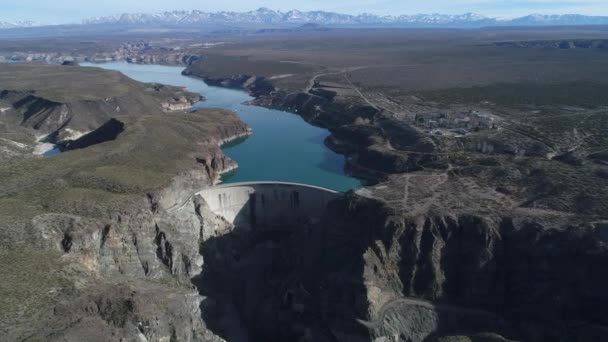 阿瓜德托罗大坝空中无人机场景 摄像机向半圆环混凝土坝体结构移动 湖和高山的看法在背景 San Rafael Mendoza Cuyo Argentina — 图库视频影像