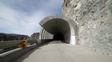 Elini doğru yürüyüş ve brutalist beton tünelde getting kamera tuttum. Işıklar ve gölgeler windows, açıklıklar, tünel içinde tarafından yapılan rithms. Sokak infraestructure. Arjantin, Mendoza