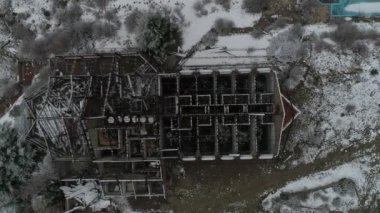 Hava senital dron sahne yapı, eski yanık otel karlı gün yok. Metal yapı inşaat ve üst görünümünün Odalar dağıtım genel bakış. Kamera kayıp otel hareket eder.